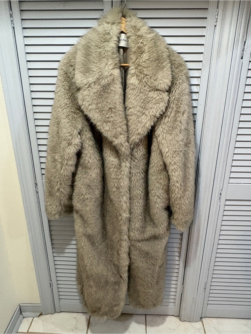 Aritzia Babaton Cortina Arctic Faux Fur Coat Natural Beige XL